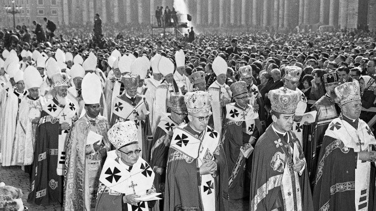 Bischöfe beim Einzug ins Konzil vor 60 Jahren
