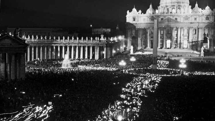Šv. Petro aikštė Vatikano II Susirinkimo atidarymo vakarą, 1962 m. spalio 11 d.