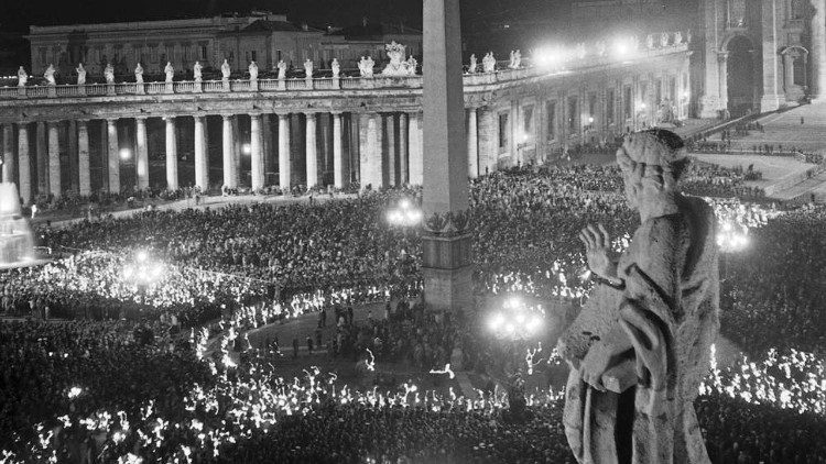Les fidèles rassemblés Place Saint-Pierre au soir de l'ouverture du Concile Vatican II, le 11 octobre 1962, venus écouter le message du Pape saint Jean XXIII et recevoir sa bénédiction. 