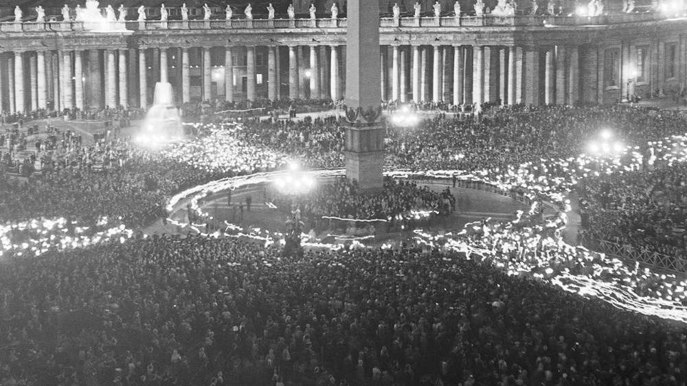 2022.09.27 saluto serale dei fedeli in piazza San Pietro - apertura del Concilio - 11 ottobre 1962