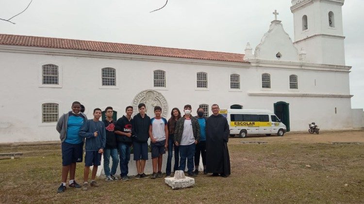 Estdudantes de Campos dos Goytacazes visitam o Mosteiro de São Bento