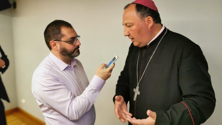 Vatikāna Radio žurnālists Mario Galgano sarunā ar bīskapu Andri Kravali