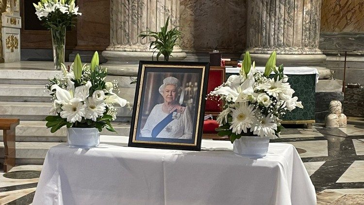 A foto da rainha Elizabeth na missa na Basílica de São Paulo fora dos Muros