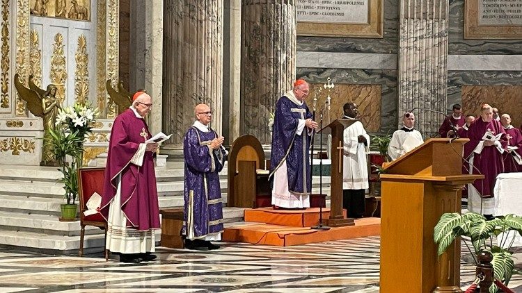 Messe de commémoration pour la reine Elizabeth II présidée par le cardinal Arthur Roche dans la basilique Saint-Paul-hors-les-Murs, le 28 septembre 2022. 