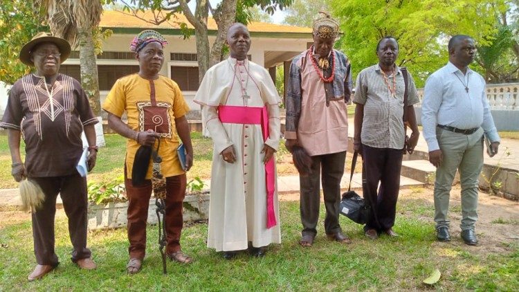 Mgr Jean-Pierre Kwambamba avec les chefs coutumiers Teke et Yaka à l'évêché de Kenge, le mardi 27 septembre 2022