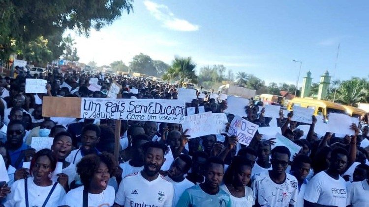 Marcha de Técnicos de saúde e professores em Bissau (Guiné-Bissau)