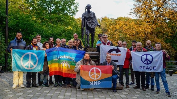 Kiev, os participantes da caravana diante da estátuta de Mahatma Gandhi
