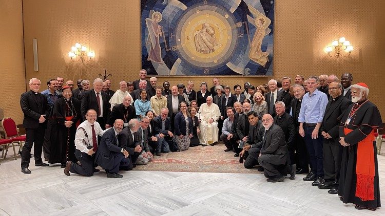 Al final de la reunión de 12 días, los participantes en el encuentro de Frascati tuvieron una audiencia privada con el Papa Francisco. (Foto de la Secretaría General del Sínodo)