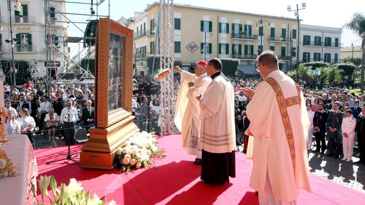 Il cardinale Lazzaro You Heung-sik incensa il quadro della Madonna del Rosario di Pompei