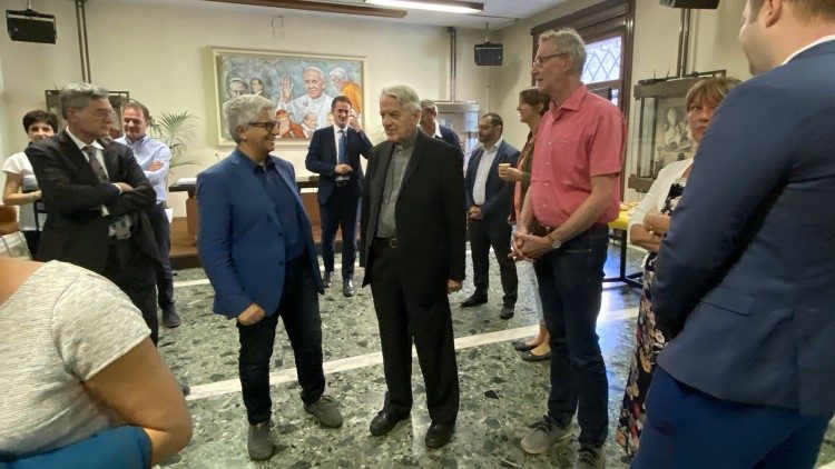 Mit blauem Jackett, links: Vatican-News-Chefredakteur Andrea Tornielli