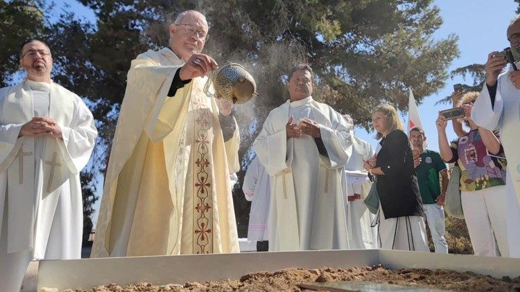 Don Francisco Cerro, Arzobispo de Toledo, ha bendecido la primera piedra de la futura capilla dedicada a la Virgen de Guadalupe, en Tierra Santa.