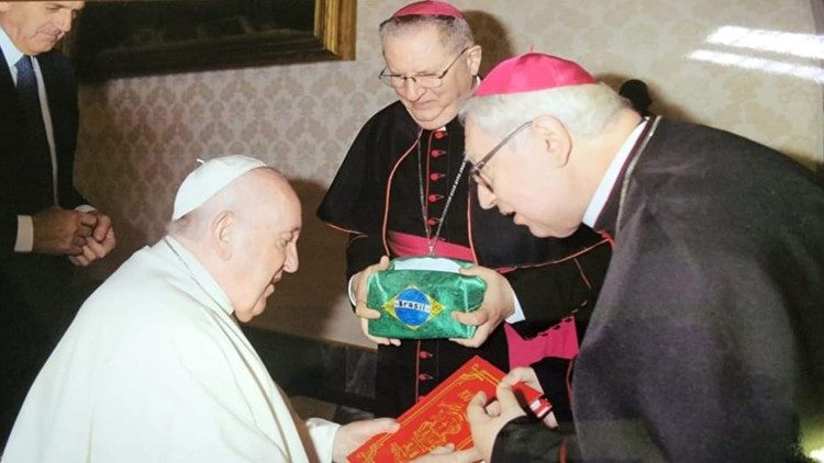 Durante a visita ad Limina Apostolorum, dom Roberto Francisco Ferreria Paz entregou ao Papa Francisco o livro História da Diocese de Campos