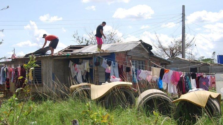 Ciudadanos reparan los techos de sus hogares arrancados por el huracán (Foto: Cáritas Cuba)