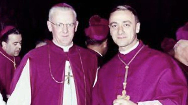 Monsignor Luigi Bettazzi (a destra), 40.ne padre conciliare, con l'arcivescovo di Westminster John Heenan