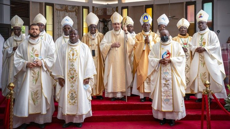 Mgr Paolo Borgia avec des évêques et prêtres ivoiriens