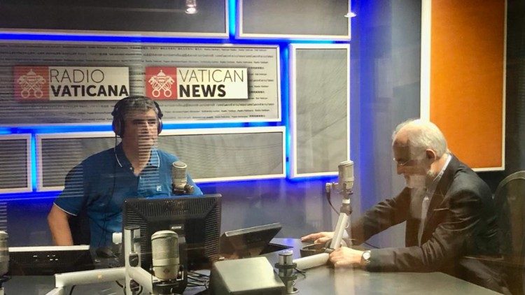 El Cardenal López Romero en los estudios de Vatican News