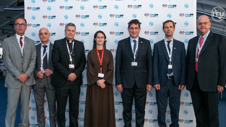 ITU in Bukarest: Die Vatikan-Delegation mit Sr. Raffaella Petrini (Mitte) und Mons. Lucio Adrian Ruiz (dritter von links)