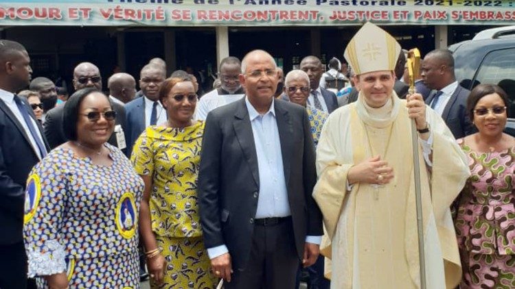 Mgr Paolo Borgia avec des membres du gouvernement ivoirien