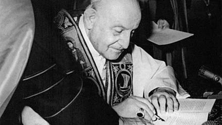 El Papa Juan XXIII firma la encíclica "Pacem in Terris".