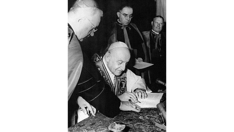 Ioannes_XXIII_signing_of_Pacem_in_Terris_1963.jpg