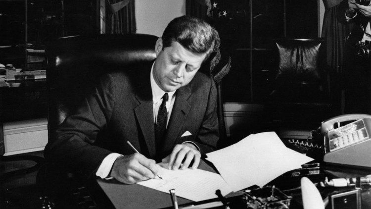 Il presidente statunitense John F. Kennedy autorizza la quarantena navale su Cuba (23 ottobre 1962)