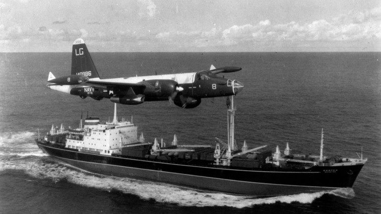 Crisi dei missili a Cuba: un aereo della marina statunitense e un cargo sovietico.