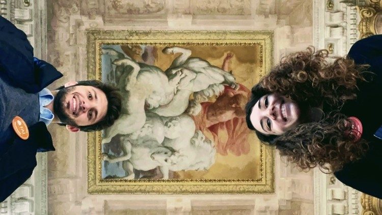 Due giovani volontari del Fai, guide a Palazzo Zani, a Bologna