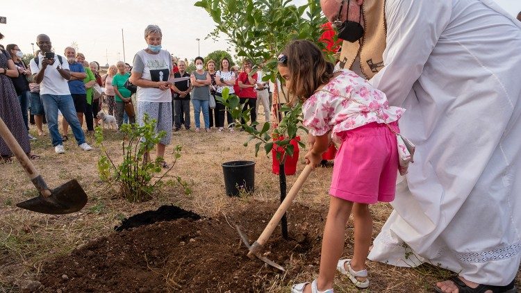 Muchos niños contribuyeron a la creación del “Jardín Laudato si'”