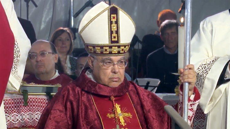 Il cardinale Marcello Semeraro mentre ascolta le biografie di don Giuseppe Bernardi e don Mario Ghibaudo