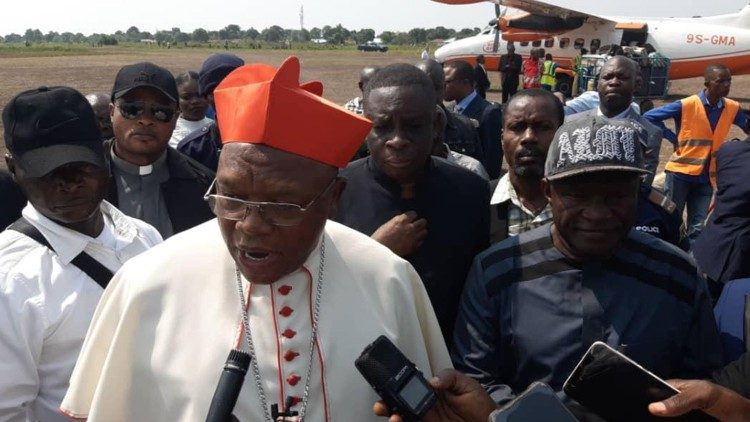 Le cardinal Fridolin Ambongo, archevêque de Kinshasa, à l’occasion de sa visite aux déplacés du conflit intercommunaire Yaka et Teke, à Bandundu Ville (RD Congo)