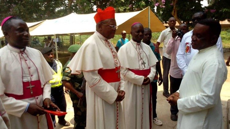 Le cardinal Fridolin Ambongo, archevêque de Kinshasa, avec l’évêque de Kenge, Mgr Jean-Pierre Kwambamba (à droite) et Mgr Charles Ndaka (à gauche), évêque auxiliaire de Kinshasa, lors de la visite aux déplacés du conflit intercommunaire Yaka et Teke, à Bandundu Ville (RD Congo)