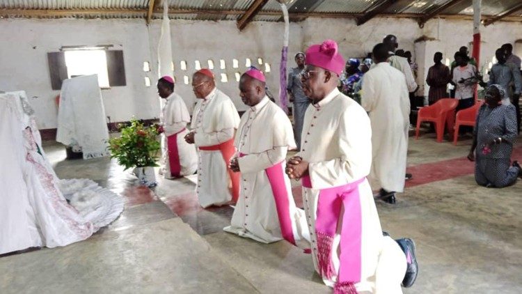 Le cardinal Fridolin Ambongo, archevêque de Kinshasa, avec l’évêque de Kenge, Mgr Jean-Pierre Kwambamba et Mgr Charles Ndaka, évêque auxiliaire de Kinshasa, ainsi que Mgr Donatien Nshole, secrétaire général de la conférence épiscopale nationale du Congo