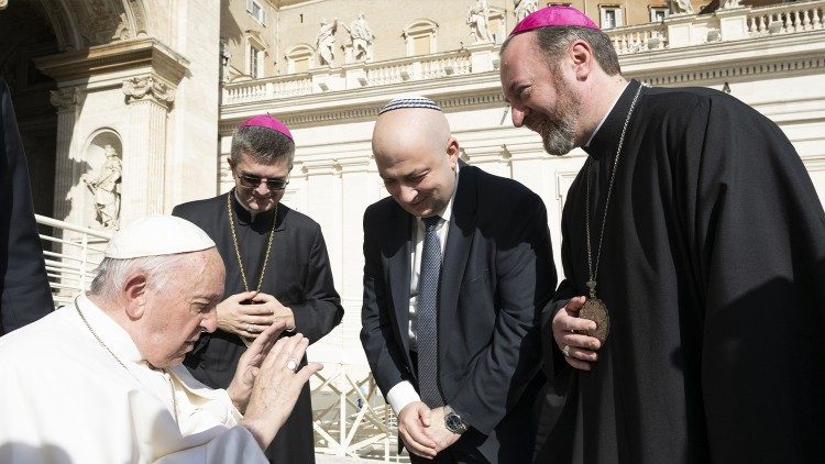 Papa Francisc, episcopul Claudiu Pop, Silviu Vexler și episcopul Cristian-Dumitru Crișan la audiența generală de miercuri, 19 octombrie 2022, în Piața San Pietro.