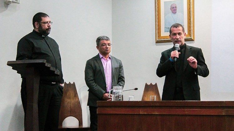 Mons. Juan Usma Gómez, do Dicastério para a Promoção da Unidade dos Cristãos do Vaticano (à direita)