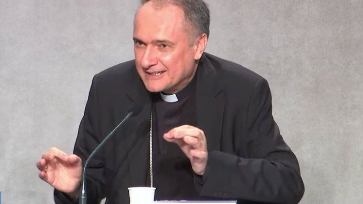 Il cardinale Mauro Gambettii durante la conferenza stampa 