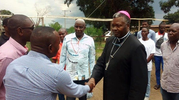 Monseigneur Bienvenu Manamika, archevêque de Brazzaville (Congo-Brazza), en visite à Ngabé, aux congolais de la RDC qui ont fui les violences du conflit foncier intercommunautaire Téké-Yaka