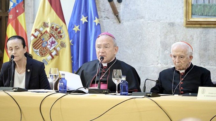 El cardenal Antonio Cañizares, arzobispo emérito de Valencia junto al arzobispo Edgar Peña Parra, Sustituto para los Asuntos Generales de la Secretaria de Estado del Vaticano