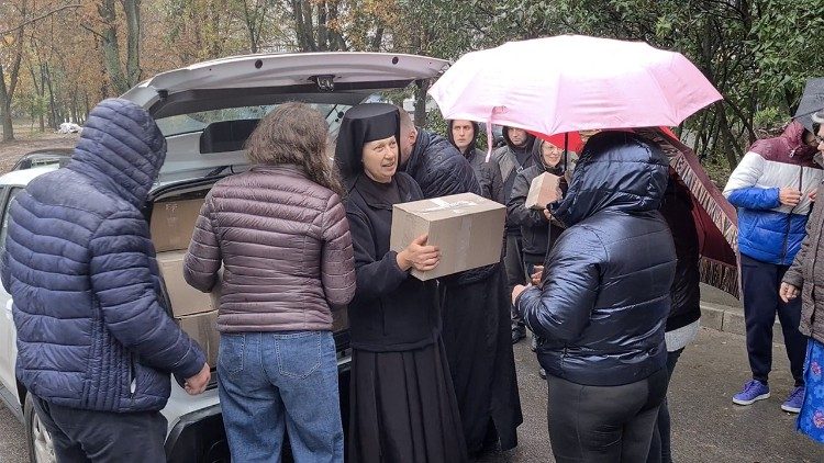 Suor Oleksia Pohranychna porta pacchi agli abitanti di Kharkiv