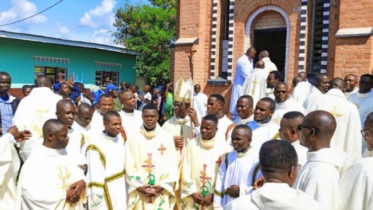 Devant la Cathédrale Saint Albert d’Inongo, après la messe d’ordination diaconale et presbytérale ce dimanche 23 octobre 2022.