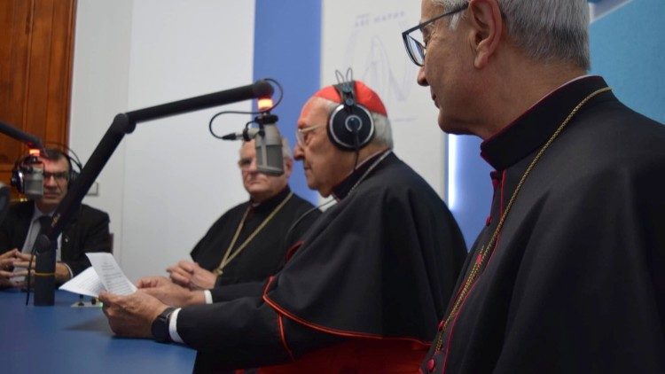 Sofía, el cardenal Leonardo Sandri en los estudios de la emisora franciscana búlgara "Radio Ave María