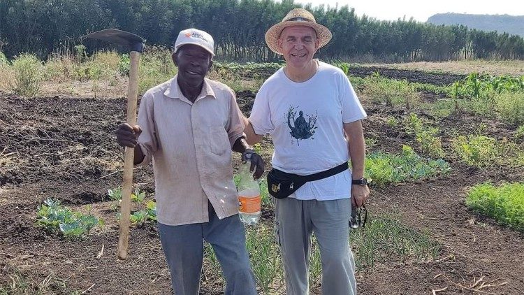 Le Père Antonio Perretta, avec un bénéficiaire, dans les champs du projet agro-pastorale à Mailana (Mozambique)