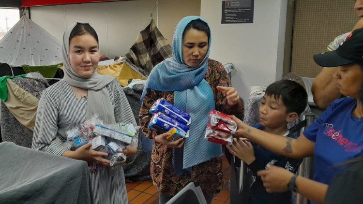 Refugiados afegãos recebem ajuda no Aeroporto de Guarulhos (fotos: Rosa M. Martins)