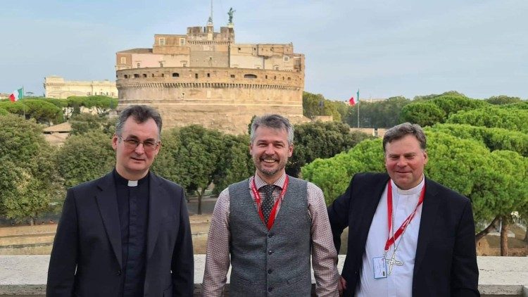 Maltos ordino pagalbos tarnybos prezidentas B. Einars (centre), už maltiečių sielovadą atsakingi kapelionas V. Rapalis ir vyskupas D. Trijonis 
