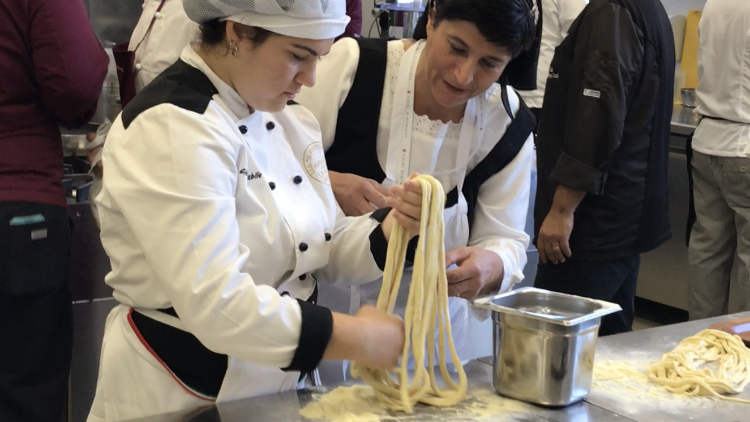 Una cuoca di Pasta Lab da' consigli ad una giovane  aspirante chef per la pasta 