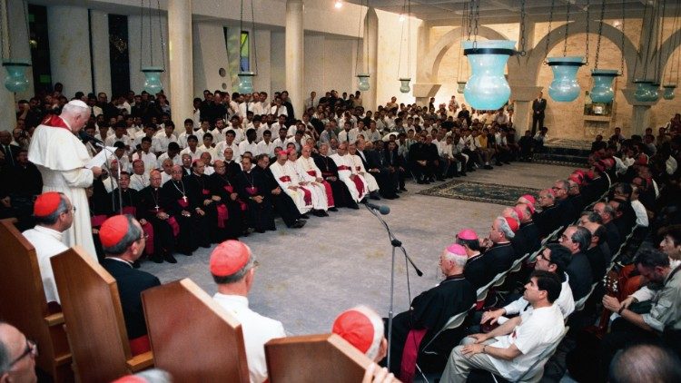 El Papa Juan Pablo II ante la platea de obispos y cardenales de América Latina y el Caribe, reunidos en la IV Conferencia General de Santo Domingo