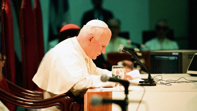 Papst Johannes Paul II. bei einer Konferenz in Santo Domingo im Jahr 1992