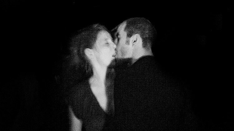 Coppia che si bacia (foto Guido Gazzilli)