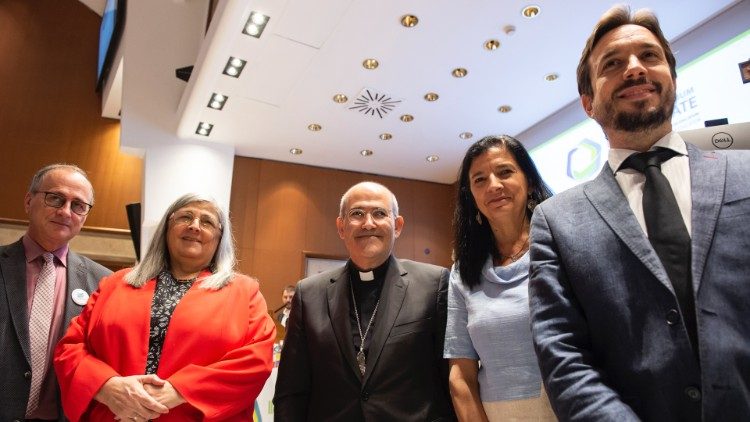 Il cardinal Tolentino (al centro), e alcuni relatori al Simposio: la seconda da sinistra è Maria Nieves Tapia