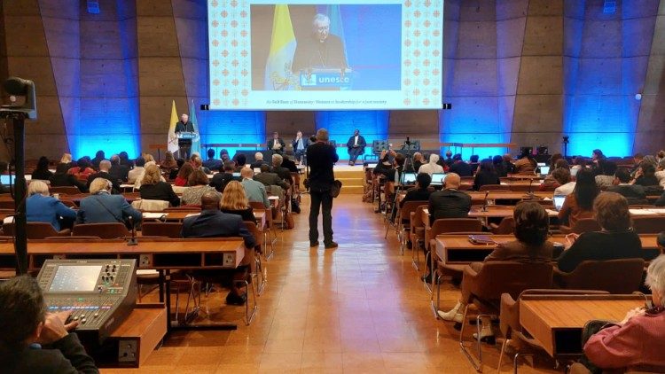 Kard. Pietro Parolin na konferencji o przywódczej roli kobiet we współczesnym świecie, paryska siedziba UNESCO