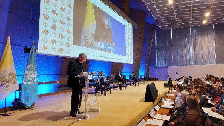 Kardinali Pietro Parolin në konferencën e Parisit